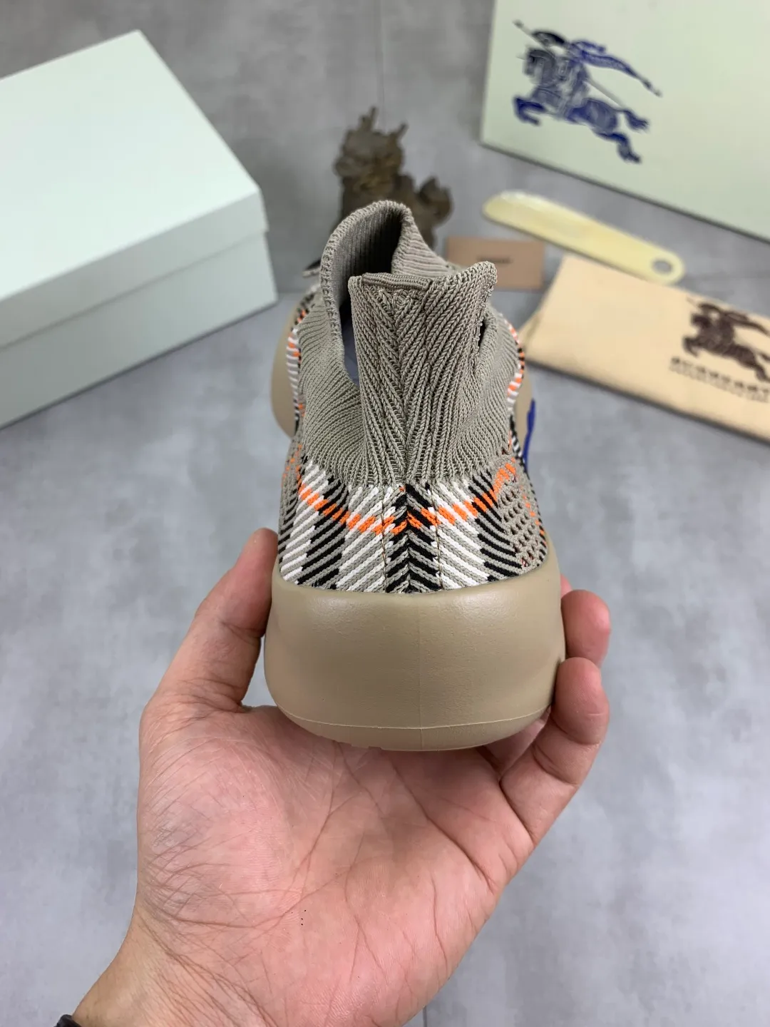 Men's Men's Shoes 💰P620 💰【New Style】Top Version 🆘【Burberry】New Burberry Fly Knit Shoes are now available with perfect workmanship! 🔥Perfect shape and top quality🙈Non-slip and wear-resistant high-end rubber outsole👣Versatile and comfortable shoes, standard size: 39-45 (customized 38-46) 2️⃣colors available Top-quality packaging